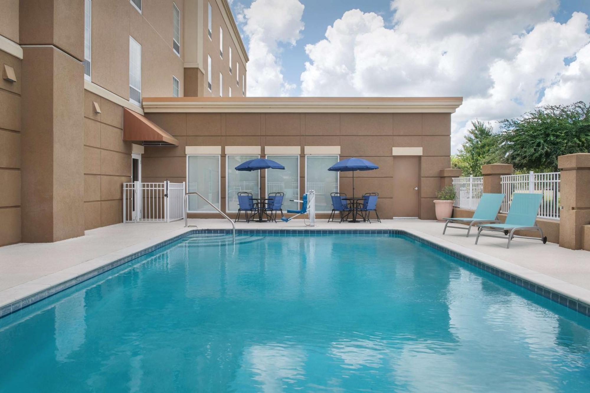 Hampton Inn Стейтсборо Экстерьер фото